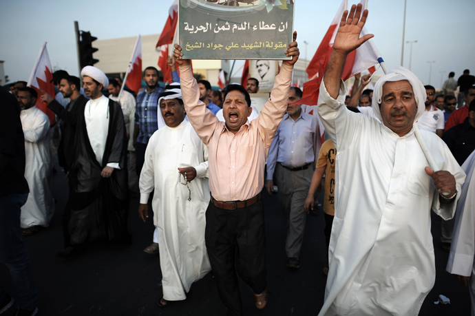 Bahraini demonstrators take part in an anti-government protest in the village of Bilad al-Qadeem, in a suburb of the capital Manama, on November 22, 2013. (AFP Photo / Mohammed Al-Shaikh) 