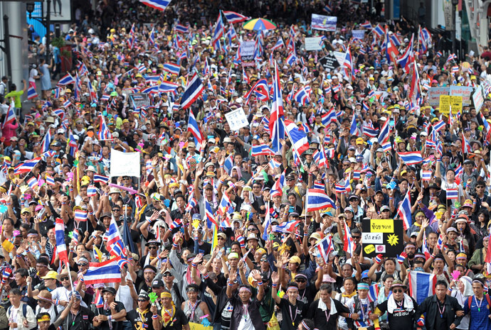 Anti-government protesters wave national flags during a demonstration in Bangkok on November 25, 2013 (AFP Photo)