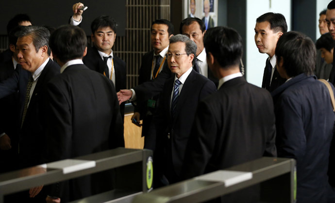 Cheng Yonghua (C), Chinese Ambassador to Japan, leaves after meeting with Akitaka Saiki, Japan's Vice Minister for Foreign Affairs at the Foreign Ministry in Tokyo November 25, 2013. (Reuters/Toru Hanai)