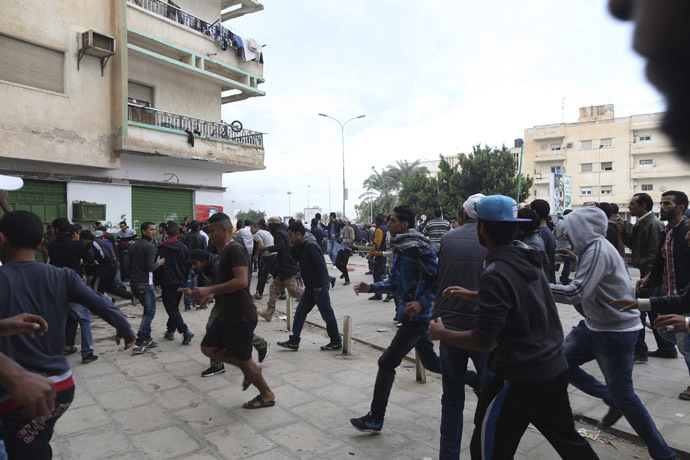 People flee from shooting during clashes between members of Islamist militant group Ansar al-Sharia and a Libyan army special forces unit in the Ras Obeida area in Benghazi November 25, 2013. (Reuters/Esam Omran Al-Fetori)