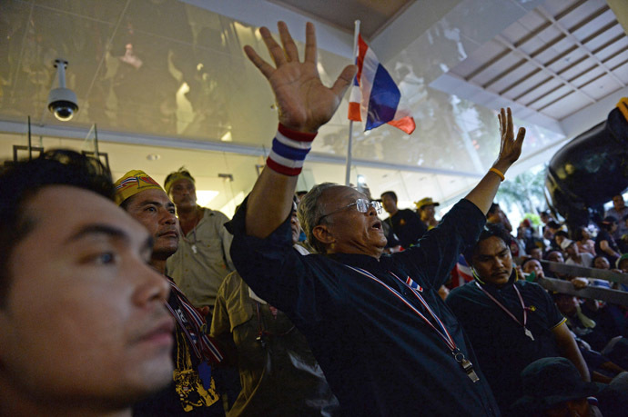 Thai protest leader Suthep Thaugsuban (C) addresses supporters inside the compound of the Finance Ministry after protesters stormed it in Bangkok on November 25, 2013. (AFP Photo/Christophe Archambault)
