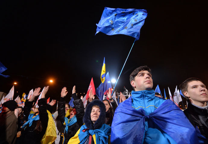 Protesters attend a rally of the opposition on European Square, on a second day of protests over the government's decision to scrap a key pact with the EU, in Kiev on November 25, 2013. (AFP Photo / Sergei Supinsky)