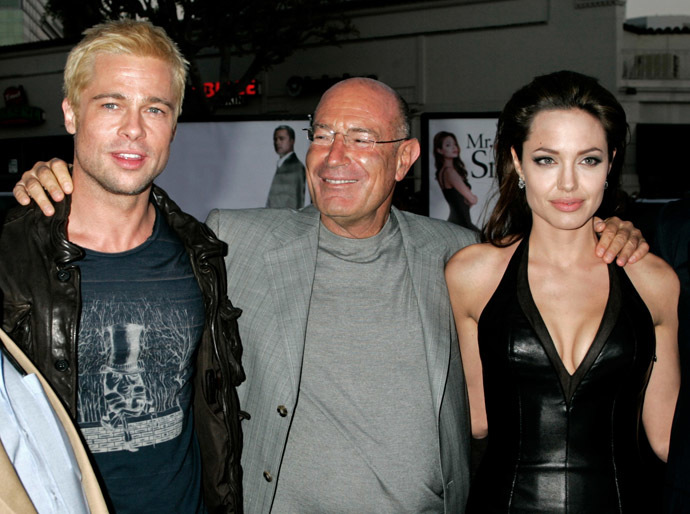 U.S. actors Brad Pitt (L) and Angelina Jolie (R), stars of the new action film "Mr. & Mrs. Smith" pose with one of the film's producers, Arnon Milchan of New Regency at the film's premiere in Los Angeles June 7, 2005. (Reuters/Fred Prouser fsp/TC)