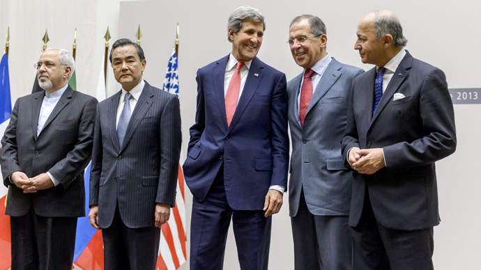 (From L) Iranian Foreign Minister Mohammad Javad Zarif, Chinese Foreign Minister Wang Yi, US Secretary of State John Kerry, Russian Foreign Minister Sergei Lavrov and French Foreign Minister Laurent Fabius react during a statement on early November 24, 2013 in Geneva (AFP Photo)