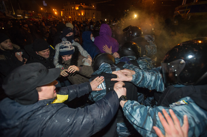 Supporters of Ukraine's European integration and special police officers during clashes with law enforcement officers attempting to break into the opposition's campsite on European Square in Kiev (RIA Novosti / Alexey Furman)
