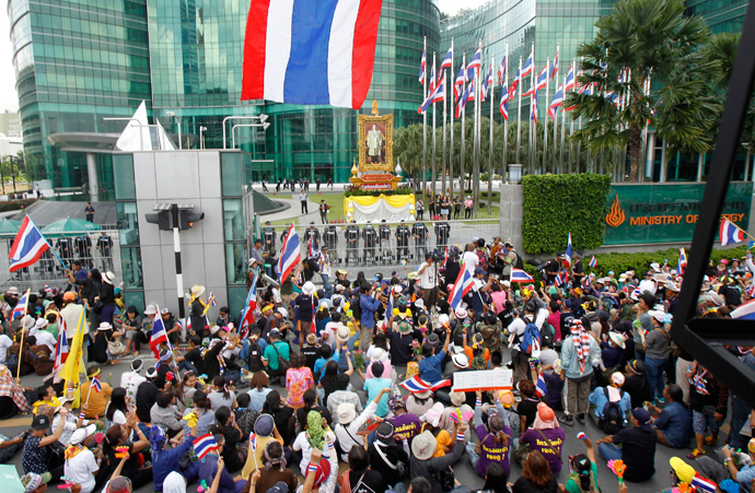 Anti-government protesters gather outside Thailand's Energy Ministry in Bangkok November 27, 2013 (Reuters / Chaiwat Subprasom)