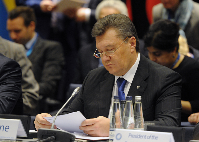 Ukrainian President Viktor Yanukovich reads his notes before the plenary session of the European Union's Eastern Partnership summit on November 29, 2013 in Vilnius, Lithuania (AFP Photo / Alain Jocard)