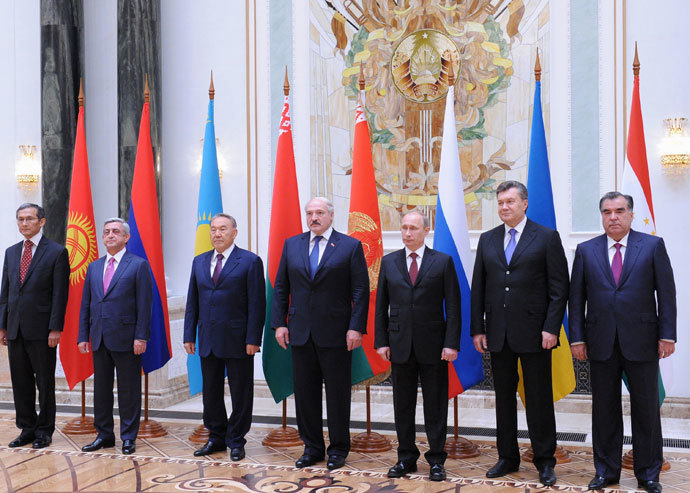 Russia's President Vladimir Putin (3rd R) and Belarus' President Alexander Lukashenko (C) pose a family photo with their counterparts, participants of the Supreme Eurasian Economic Council , in Lukashenko's residence, the Independence Palace, in the Belarus capital Minsk, on October 24, 2013.(AFP Photo / Mikhail Klimentyev)