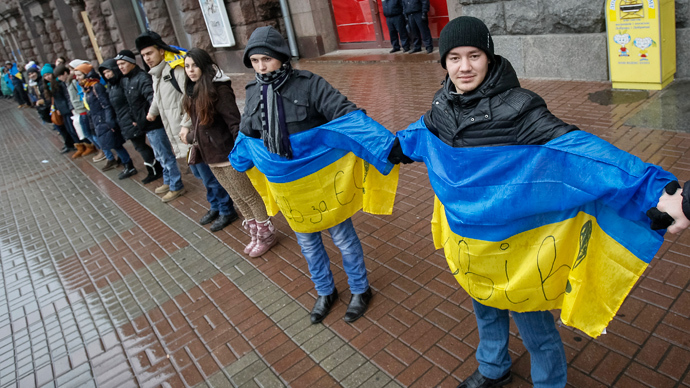 Students stand on a street and hold hands to form a human chain from the Ukrainian capital to the western border during a demonstration in support of EU integration at Independence Square in Kiev November 29, 2013 (Reuters / Gleb Garanich)