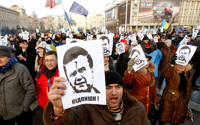 Protesters hold portraits of Ukraine's President Viktor Yanukovich during a demonstration in support of EU integration at Independence Square in Kiev November 29, 2013 (Reuters / Vasily Fedosenko)