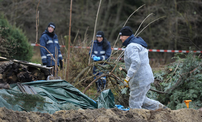 Police experts inspect the crime scene in Gimmlitztal near the town of Hartmannsdorf-Reichenau, south of Dresden, November 29, 2013.(Reuters / Pawel Sosnowski)