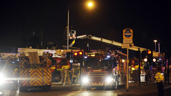 Emergency services gather at the scene of a police helicopter that crashed into the roof of a pub in central Glasgow, Scotland, shortly after midnight on November 30, 2013.(AFP Photo / Andy Buchanan)