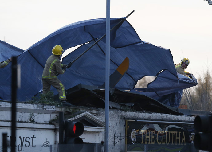Rescue workers cover the wreckage of a police helicopter which crashed onto the roof of the Clutha Vaults pub in Glasgow, Scotland November 30, 2013. (Reuters//Russell Cheyne)