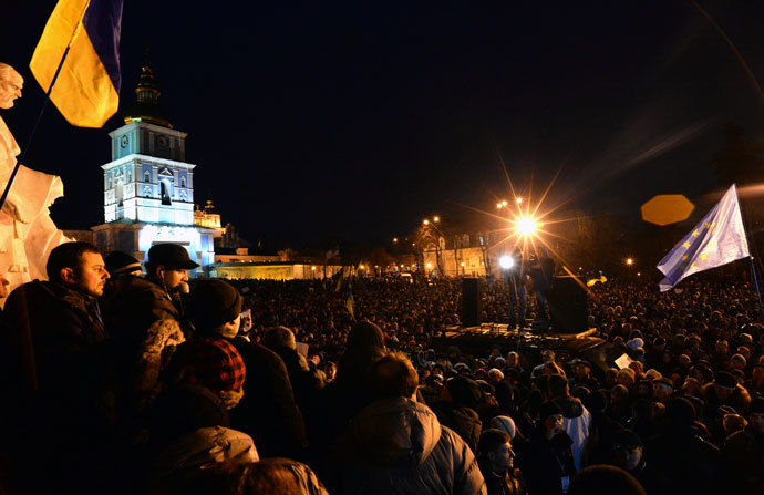 Hundreds of Ukrainian protesters gather for an opposition rally in Mykhayllivska Square in Kiev after police dispersed protesters in Independence Square on November 30, 2013.(AFP Photo / Vasily Maximov)