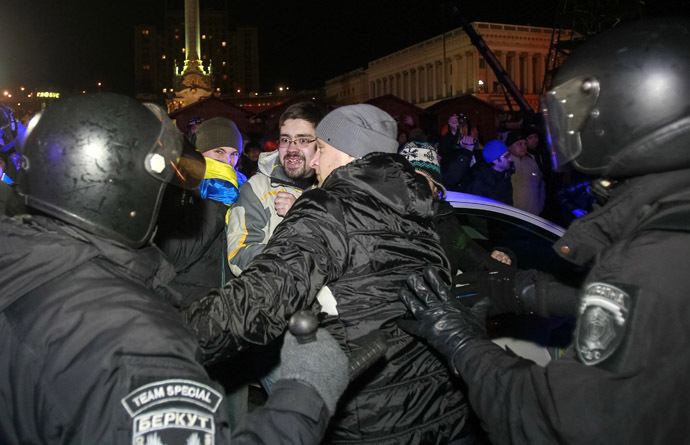 Protesters scuffle with the police during a demonstration in support of EU integration at Independence Square in Kiev November 30, 2013. (Reuters/Gleb Garanich)
