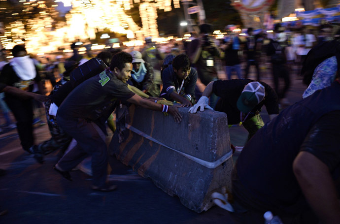 Anti-government protesters tear down barricades during a demonstration outside Government House in Bangkok November 30, 2013. (Reuters/Dylan Martinez)