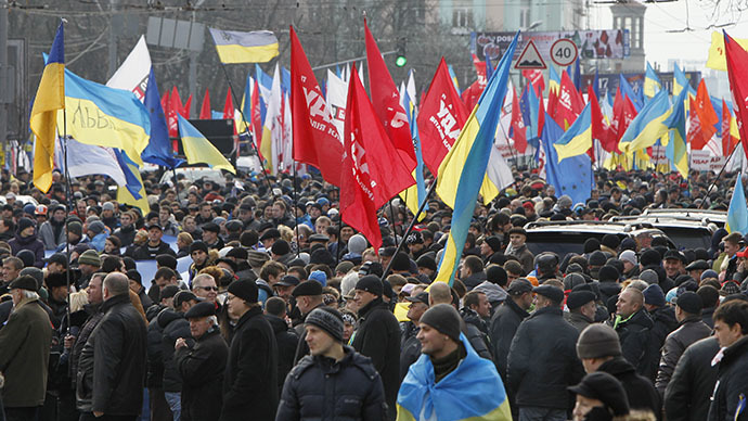 People in support of the EU integration hold a rally in Kiev, December 1, 2013. (Reuters / Gleb Garanich)