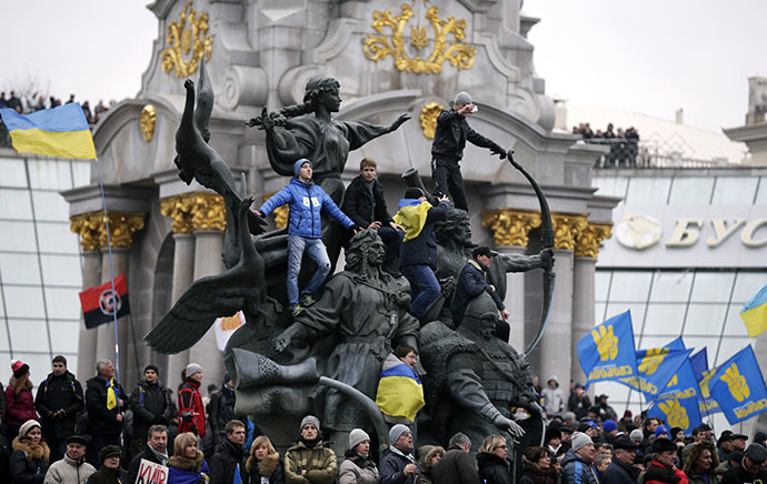 Supporters of EU integration hold a rally in the Maidan Nezalezhnosti or Independence Square in central Kiev, December 1, 2013. (Reuters / Stoyan Nenov)