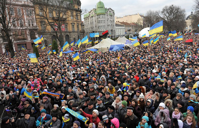 Ukrainian protesters shout slogans as thousands gather for a pro-EU opposition rally in the center of western Ukrainian city of Lviv on December 1, 2013. (AFP Photo / Yuriy Dyachyshyn)