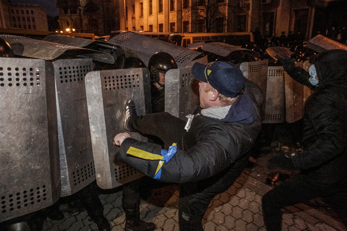 Supporters of Ukraine's EU integration clash with police by the Presidential Administration building on Kiev's Bankovaya Street (RIA Novosti / Andrey Stenin)