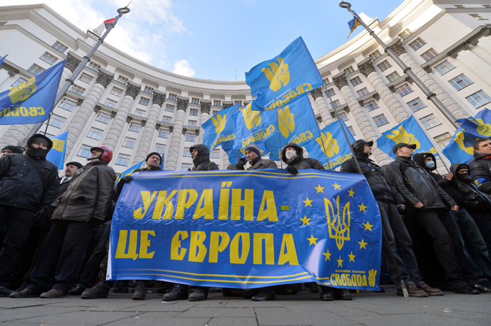 Protesters hold a placards reading "Ukraine is Europe" as they block the Ukrainian Cabinet of the (AFP Photo / Sergei Supinsky) 