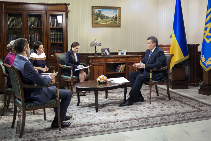 Ukrainian President Viktor Yanukovych (R) speaks to Ukrainian and Russian journalists during an interwiev in Kiev on December 2, 2013. (AFP Photo / Presidential Press-Service Pool / Andrei Mosienko)