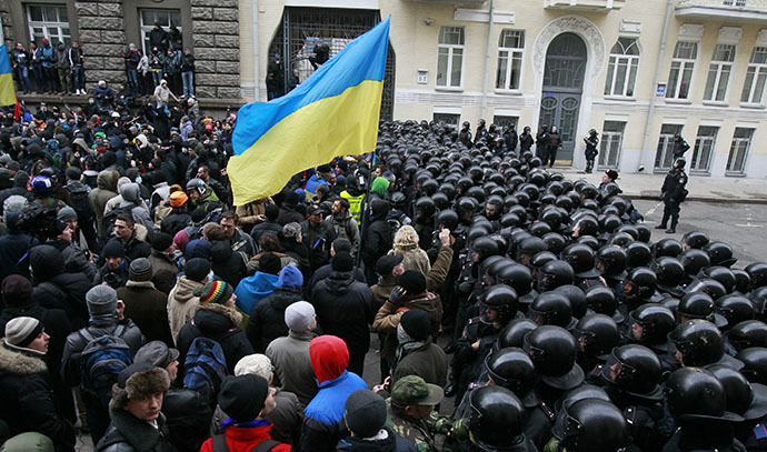 Interior Ministry officers and riot police block the way in front of protesters near the presidential administration building during a rally held by supporters of EU integration in Kiev, December 1, 2013. (Reuters / Gleb Garanich)