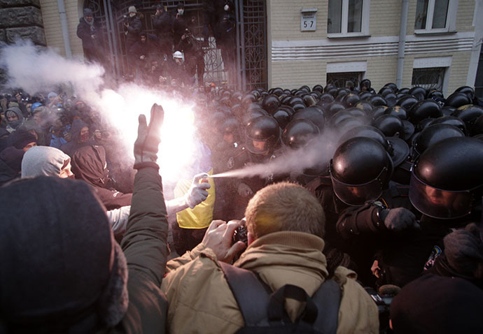 Protesters try to break through police lines near the presidential administration building during a rally held by supporters of EU integration in Kiev, December 1, 2013. (Reuters / Stoyan Nenov)