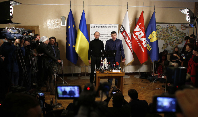 Arseny Yatsenyuk (centre L), a Ukrainian opposition leader and Oleg Tyagnibok, head of the All-Ukrainian Union Svoboda (Freedom) Party, attend a news conference in Kiev December 2, 2013. (Reuters / Stoyan Nenov)