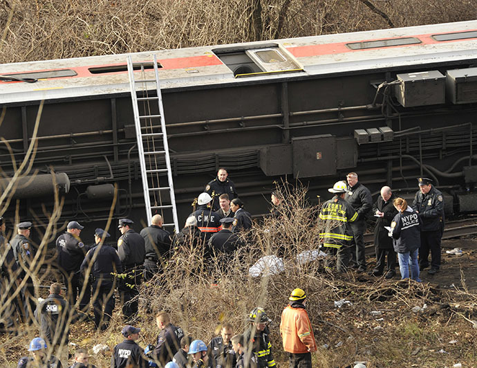 Emergency workers at the scene of a commuter train wreck on Dec 1, 2013 in the Bronx borough of New York. (AFP Photo / Timothy A. Clary)
