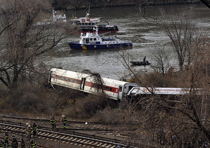 Emergency crews at the scene of a commuter train wreck on Dec 1, 2013 in the Bronx borough of New York. (AFP Photo / Timothy A. Clary)