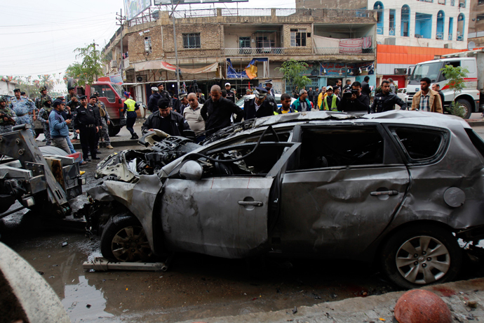 Residents gather at the site of a car bomb attack in Baghdad November 20, 2013 (Reuters / Ahmed Saad)
