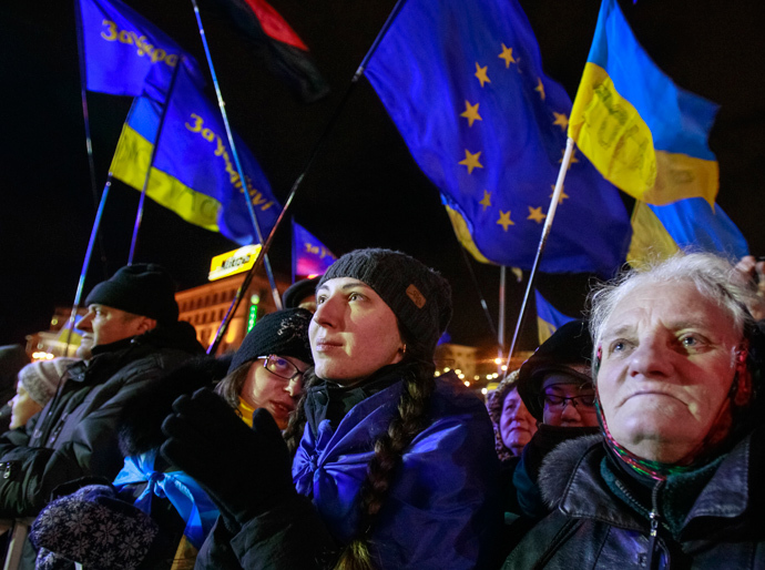 People supporting EU integration attend a rally in Kiev, December 2, 2013. (Reuters / Gleb Garanich)