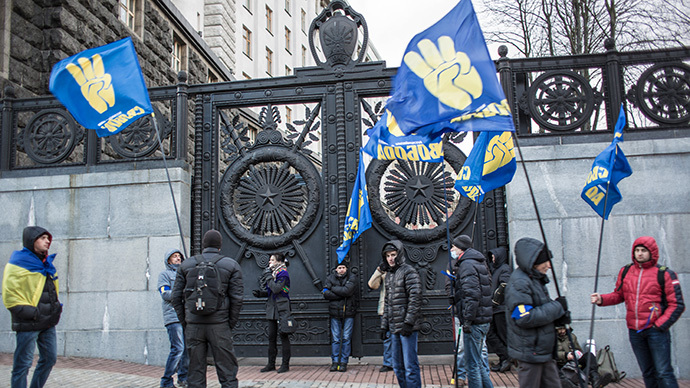 Protesters participating in pro-EU rallies stand near the entrance to Ukraine's Cabinet building in Kiev on December 2, 2013. (RIA Novosti / Andrey Stenin)