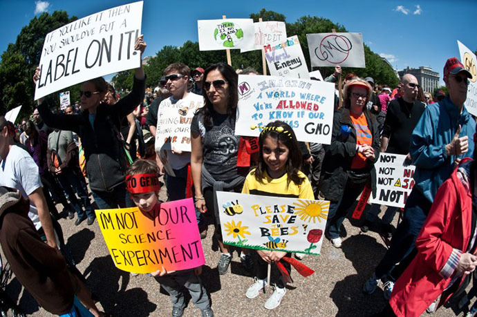 People hold signs during a demonstration against agribusiness giant Monsanto and genetically modified organisms (GMO) in front of the White House in Washington (AFP Photo / Nicholas Kamm)