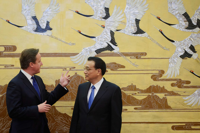 Britain's Prime Minister David Cameron (L) chats with China's Premier Li Keqiang at a signing ceremony at the Great Hall of the People in Beijing December 2, 2013. (Reuters/Ed Jones)