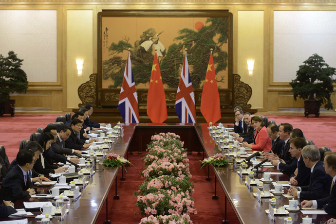 Britain's Prime Minister David Cameron (centre R) and China's Premier Li Keqiang (centre L) attend a summit meeting at the Great Hall of the People in Beijing December 2, 2013. (Reuters/Ed Jones)