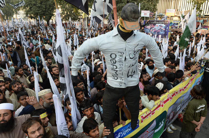 Pakistani supporters of the Defence of Pakistan coalition shout slogans as they hold up an effigy of US President Barack Obama at an anti-US rally in Lahore on December 1, 2013.(AFP Photo / Arif Ali)
