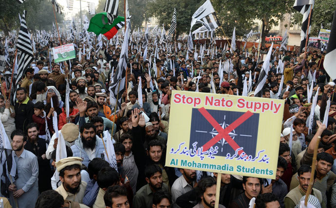 Pakistani supporters of the Defence of Pakistan coalition shout slogans and carry placards at an anti-US rally in Lahore on December 1, 2013.(AFP Photo / Arif Ali)