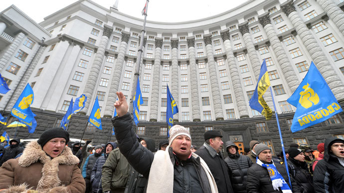 Protests shout slogans as they block the Ukrainian Cabinet of Ministers in Kiev on December 4, 2013.(AFP Photo / Sergei Supinsky)