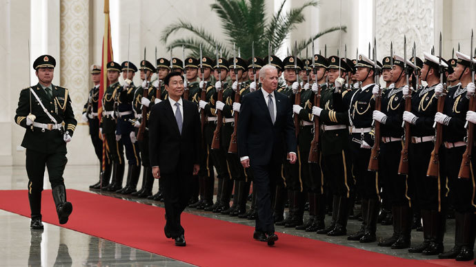 Chinese Vice President Li Yuanchao (R) and US Vice President Joe Biden (L) view an honour guard during a welcoming ceremony inside the Great Hall of the People in Beijing on December 4, 2013.(AFP Photo / Lintao Zhang)