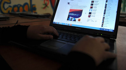 'Embarrassed' to use Facebook: Teens shift to other sites to 'unfriend' with parents