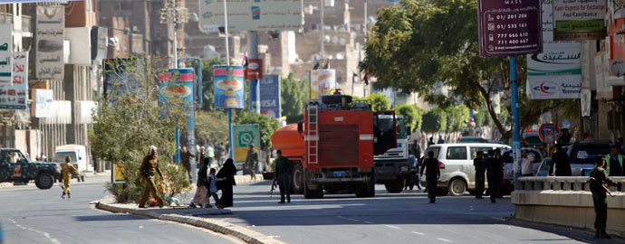 Firefighter trucks drive to the Defence Ministry's compound after an attack in Sanaa December 5, 2013.(Reuters / Mohamed al-Sayaghi)