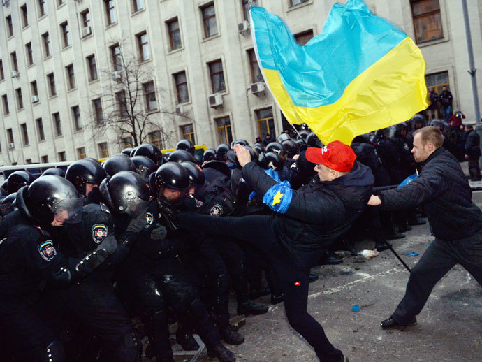 Pro-European Ukrainian demonstrators clash with police near the presidential adminstration office in Kiev as 100 000 outraged Ukrainians swarmed the city in a call for early elections meant to punish authorities for rejecting a historic EU pact, on December 1, 2013.(AFP Photo / Sergei Supinsky)