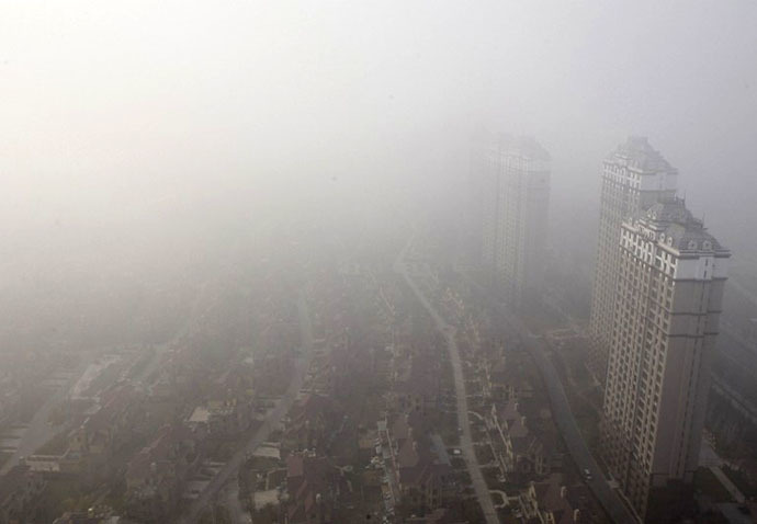 (FILES) Buildings and streets are seen under heavy smog in Harbin, northeast China's Heilongjiang province on October 22, 2013. (AFP Photo)
