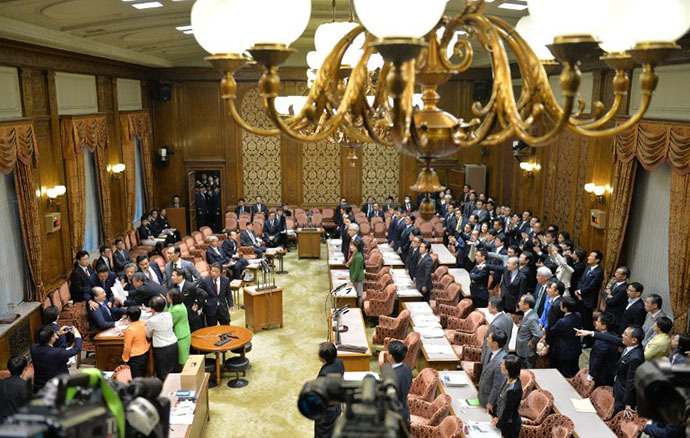 View of a session of the upper house special Diet committee at the Diet in Tokyo on December 5, 2013. (AFP Photo / Kazuhiro Nogi)