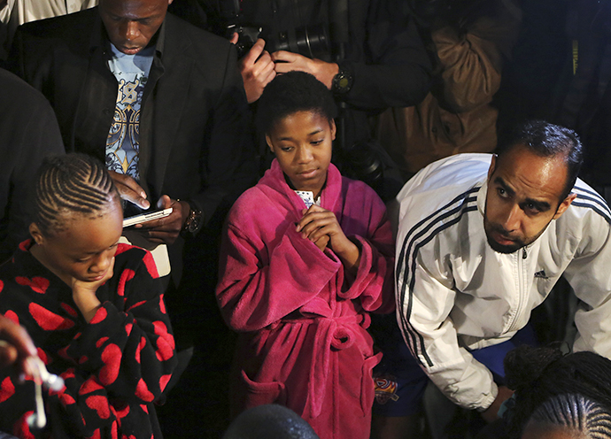 People listen to a radio as South African President Jacob Zuma announces the death of former South African President Nelson Mandela in Houghton, December 5, 2013. (Reuters / Siphiwe Sibeko)