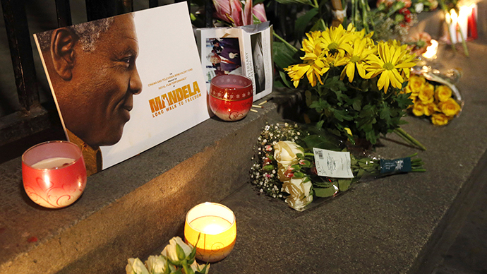 Singing, dancing, mourning: People gather to celebrate Mandela's life (PHOTOS)