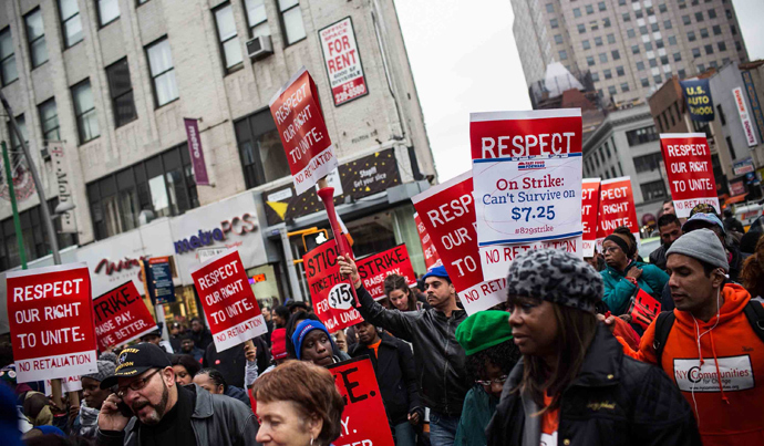 Protesters rally outside of a Wendy's in support of raising fast food wages from $7.25 per hour to $15.00 per hour on December 5, 2013 in the Brooklyn borough of New York City. (Andrew Burton / Getty Images / AFP) 