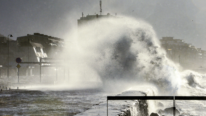 9 dead, thousands affected as storm Xaver sweeps east across Europe (PHOTOS)